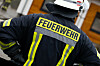 Feuerwehrmann mit Helm und „Feuerwehr“-Schriftzug im Einsatz in Osnabrück.