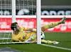Robin Himmelmann (hier beim 0:1 des KSC) kassierte 14 Gegentore.