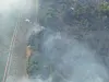 Drohnenaufnahme: Feuerwehr bekämpft Ödlandbrand bei Neustrelitz, Rauch über dem Gelände.