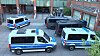 Polizeifahrzeuge vor einem Gebäudeeingang, Einsatzkräfte im Eingangsbereich.
