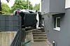 Der Pkw kam auf der Außentreppe des Hauses in Hamburg-Tonndorf zum Liegen.