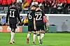 Joshua Kimmich mit Raphael Guerreiro im Arm, daneben Nicolas Jackson.