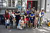 Eltern und Kinder stehen mit Transparenten vor der Kita Bornstraße in Hamburg.