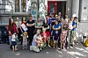Eltern und Kinder stehen mit Transparenten vor der Kita Bornstraße in Hamburg.