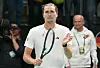 Alexander Zverev klatscht mit seinem Tennisschläger in der Hand
