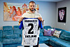 Dennis Diekmeier hält ein HSV-Trikot mit dem Namen seiner Tochter Delani hoch