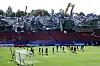 Schwedens Nationalteam trainiert im FC Dallas Stadium; hinter den Tribünen liegt eingestürztes Stadionmaterial.