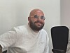 Der Influencer „LanlegePapa“ sitzt bei Gericht. Er trägt eine getönte Brille, hat eine Glatze und einen Bart.