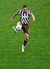 Hauke Wahl von St. Pauli spielt den Ball auf dem Rasen in Hamburg gegen Mainz 05.