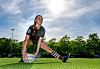 Juli Zoe Schrenk von FC St. Pauli dehnt sich auf dem Rugbyfeld in Hamburg.