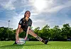 Juli Zoe Schrenk von FC St. Pauli dehnt sich auf dem Rugbyfeld in Hamburg.