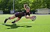 Juli Zoe Schrenk hechtet auf dem Rugbyfeld in Hamburg nach dem Ball für FC St. Pauli.