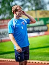 Tom Sanne im blauen Trikot wischt sich auf dem Trainingsplatz den Schweiß aus dem Gesicht.