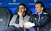 Ludovit Reis und Claus Costa sitzen auf der HSV-Bank vor blauem Hintergrund.