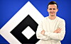 Claus Costa steht vor dem HSV-Logo mit verschränkten Armen in Hamburg.