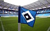 HSV-Eckfahne im leeren Volksparkstadion vor blau-weißer Tribüne.