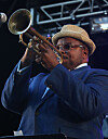 Jeremy Pelt spielt Trompete beim Charlie-Parker-Jazzfestival im Marcus Garvey Park in Harlem.