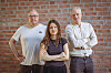 Zoe Clausen, Olaf Wunder und Mathis Neuburger vor einer Backsteinwand zur Renten-Reform.