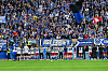 HSV-Frauen feiern mit Fans vor der Nordtribüne den Klassenerhalt nach dem Spiel gegen Bayern.