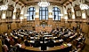 Abgeordnete beraten im Plenarsaal der Hamburgischen Bürgerschaft im Rathaus.