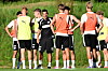 Marcel Rapp steht mit mehreren FC-St.-Pauli-Spielern beim Trainingsauftakt auf dem Rasen in Hamburg.
