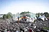 Dichte Menschenmengen vor der Turmbühne beim Fusion-Festival in Lärz.