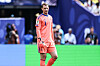 Manuel Neuer im pinken Deutschland-Trikot beim Aufwärmen im New York-New Jersey Stadium.