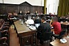 Zwei Angeklagte sitzen im Sitzungssaal vor dem Richterpult beim Prozess wegen geheimdienstlicher Agententätigkeit.