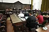 Zwei Angeklagte sitzen im Sitzungssaal vor dem Richterpult beim Prozess wegen geheimdienstlicher Agententätigkeit.