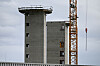 Neubau des ZRE neben einem gelben Baukran auf dem Gelände Stellinger Moor in Hamburg-Bahrenfeld.