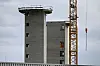 Neubau des ZRE neben einem gelben Baukran auf dem Gelände Stellinger Moor in Hamburg-Bahrenfeld.