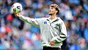 Otto Stange vom HSV hält den Ball vor dem Bundesliga-Spiel gegen den FC Bayern in Hamburg.