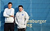 Claus Costa und Merlin Polzin beim HSV-Training vor blauem Hintergrund in Hamburg.
