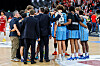 Bamberg Baskets und Veolia Towers Hamburg stehen nach dem Spiel enttäuscht zusammen