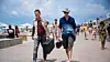 Heinz Strunk und Marc Hosemann an Strandpromenade laufend