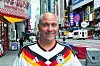 Björn Reichard im DFB-Trikot in New York vor einer belebten Straße zur WM 2026.
