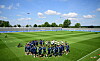 Trainer Merlin Polzin mit dem HSV-Team im Kreis auf dem Trainingsplatz in Herzogenaurach.