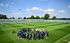 Trainer Merlin Polzin mit dem HSV-Team im Kreis auf dem Trainingsplatz in Herzogenaurach.