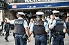 Bundespolizei-Streife vor der Wandelhalle am Hamburger Hauptbahnhof mit Reisenden im Hintergrund