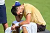Novak Djokovic kühlt sich beim Wimbledon-Training mit einem Eisbeutel am Nacken ab.