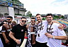 FC St. Pauli-Spieler feiern in Hamburg den Bundesliga-Aufstieg vor der Tribüne.