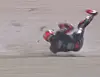 Marco Bezecchi nach Sturz auf der Rennstrecke neben dem rutschenden Bike.