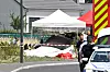 Sicherheitskräfte am Wrack eines Pilatus PC-6 in Tomblaine bei Nancy nach dem Absturz.