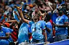Kongo-Fans jubeln mit erhobenen Armen im Atlanta Stadium beim WM-Spiel gegen Usbekistan.