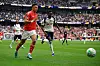 Eric da Silva Moreira von Nottingham Forest verfolgt einen Tottenham-Spieler im Strafraum vor voller Tribüne.