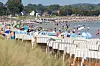 Menschen verbringen bei schönem Wetter den Tag am Strand von Scharbeutz an der Ostsee.