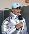 George Russell im Mercedes-Outfit spricht im Fahrerlager des Red Bull Ring mit Mikrofon.