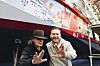 Hubert Neubacher und Udo Lindenberg an einer Barkasse in Hamburg, beide mit erhobenen Händen.