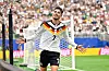 Kai Havertz jubelt mit ausgebreiteten Armen vor dem Tor beim 7:1 gegen Curaçao in Houston.