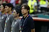Hong Myung-bo gestikuliert an der Seitenlinie beim WM-Spiel Südkorea gegen Südafrika in Monterrey.